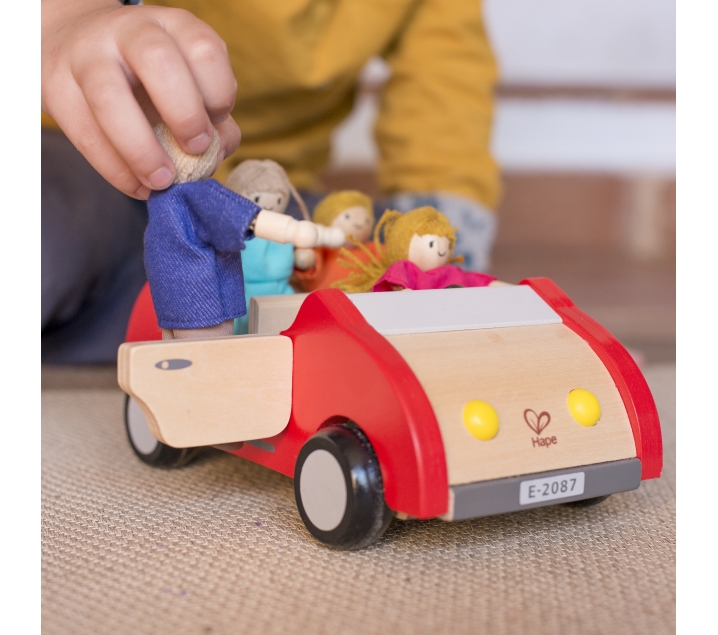 Cotxe de joguina de fusta per a ninots articulats