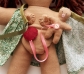 Nina mare amb nadó, part vaginal. Pell bruna