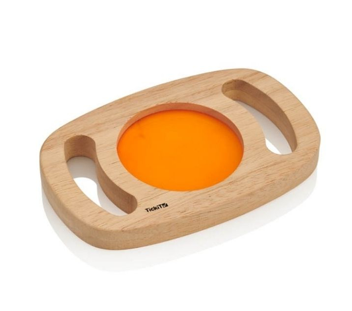 Panell sensorial taronja amb marc de fusta i nanses que brilla en la foscor