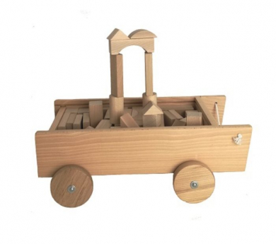 Carro de madera con bloques de construcción