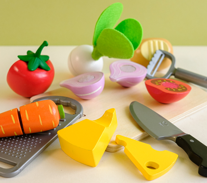 comida para cortar y utensilios de juguete