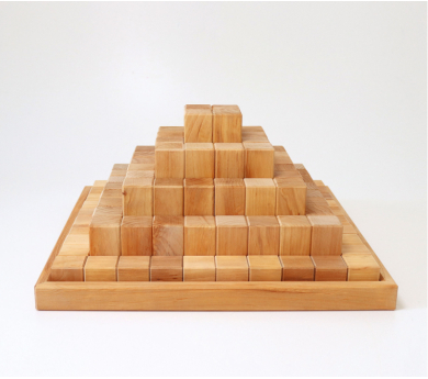 Gran pirámide de bloques de madera natural