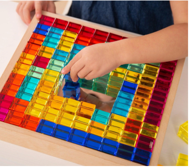 100 cubs translúcids cristal·lins de colors en safata amb mirall