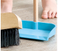 Utensilios de limpieza infantiles azules con soporte