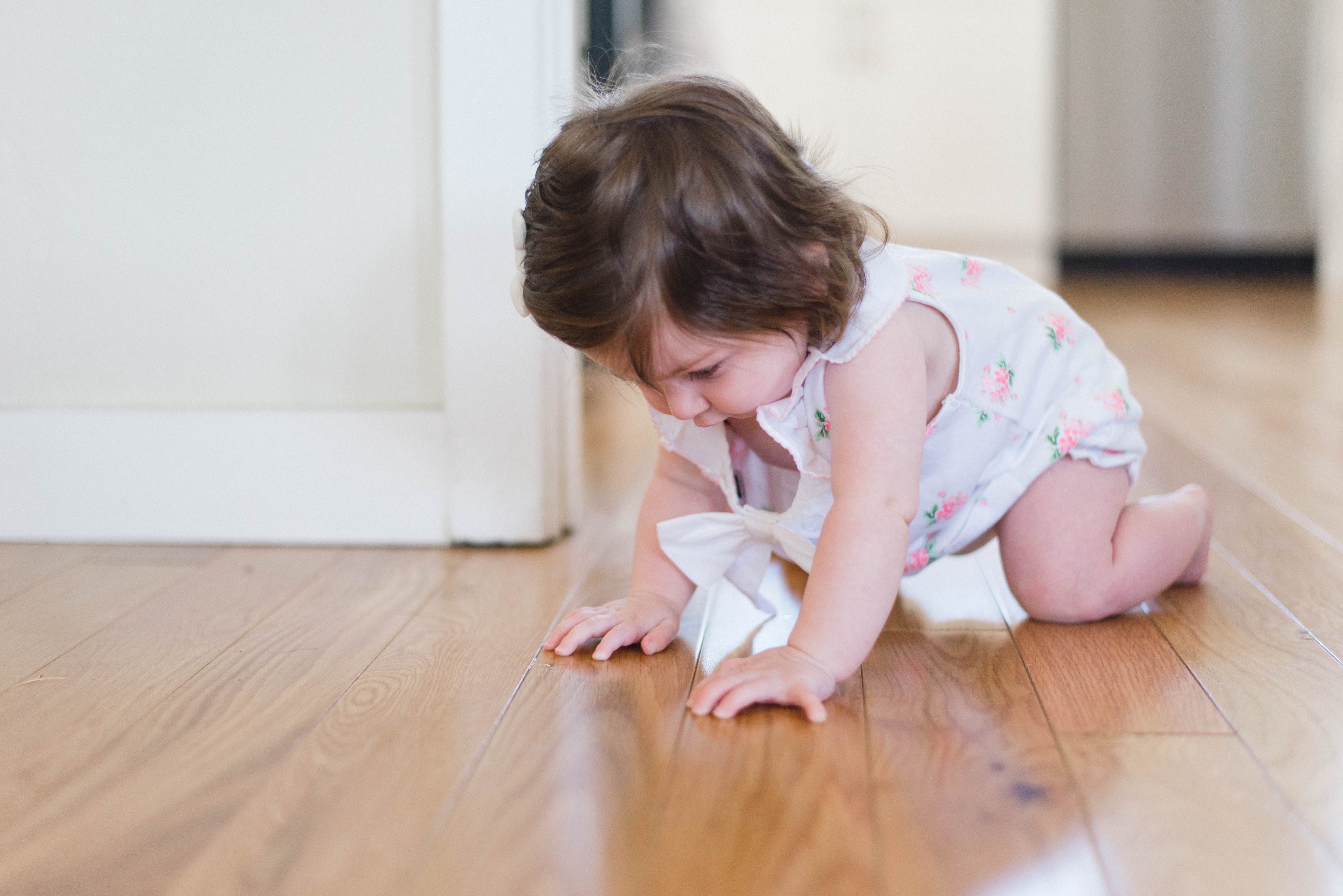 Por qué es importante dejar al bebe, niño y niña jugar en el suelo
